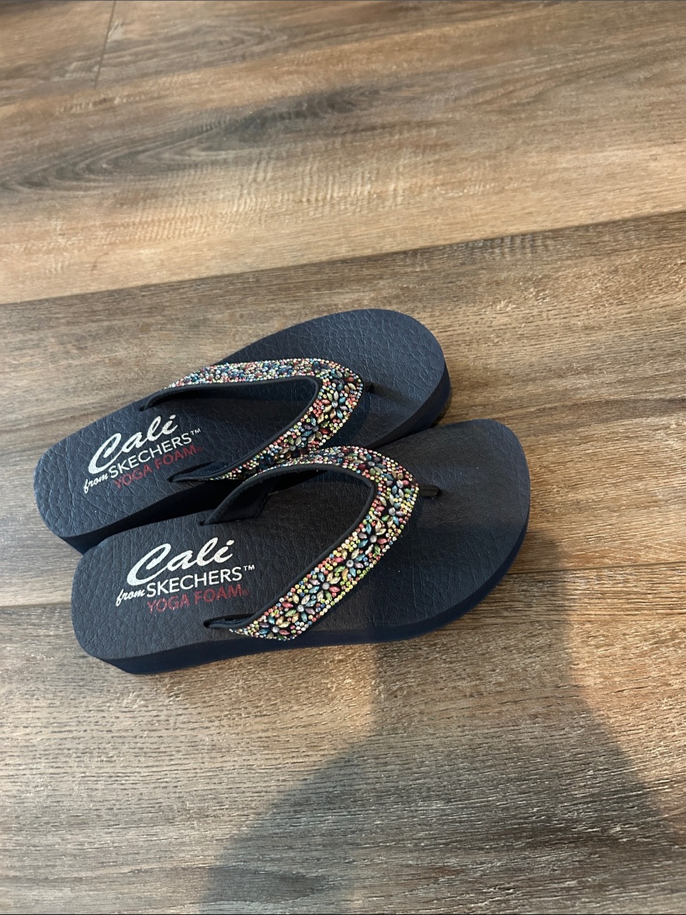 Skechers Yoga Foam Navy Flip Flops with Multicolor Sequin Straps NWOT size 7